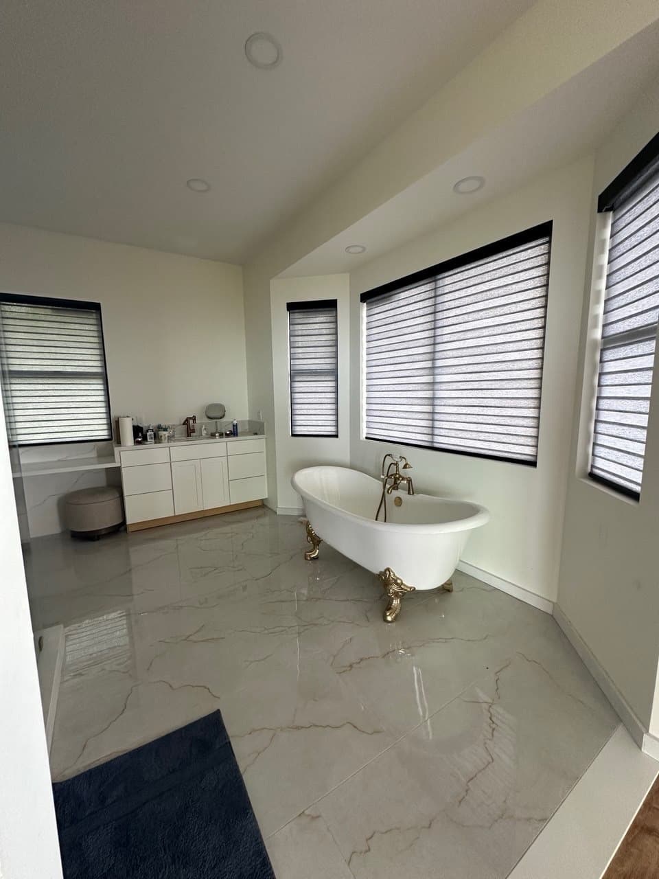 Bathroom with roller blinds